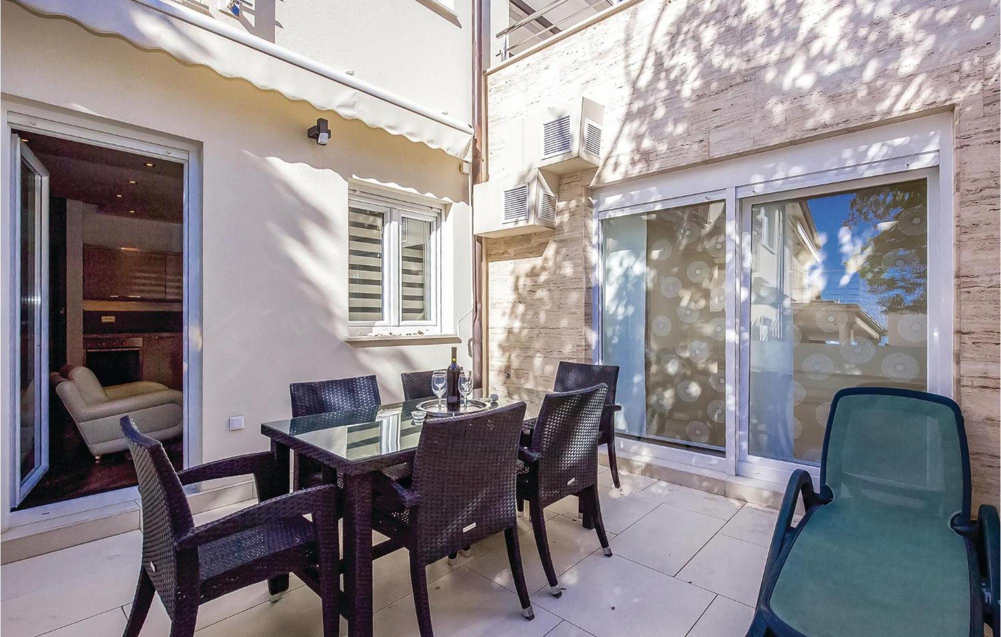 2 Bedroom Lovely Apartment In Цриквеница Экстерьер фото