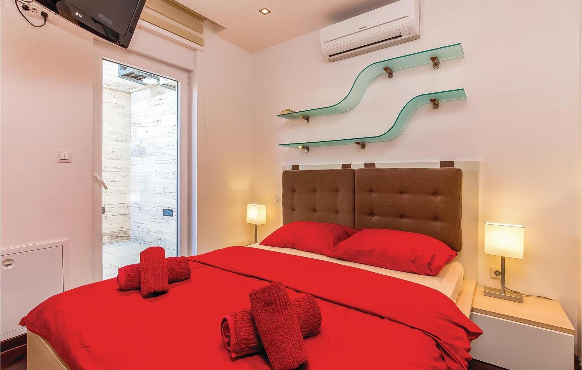 2 Bedroom Lovely Apartment In Цриквеница Экстерьер фото