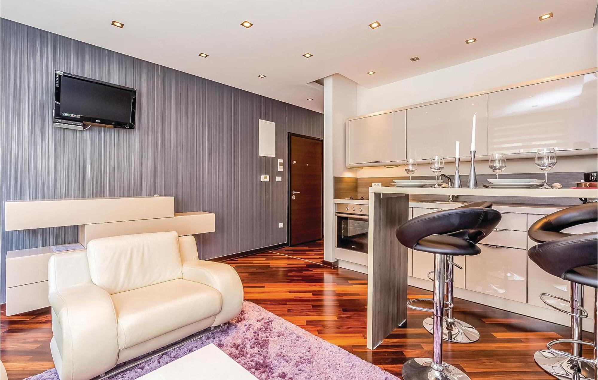 2 Bedroom Lovely Apartment In Цриквеница Экстерьер фото