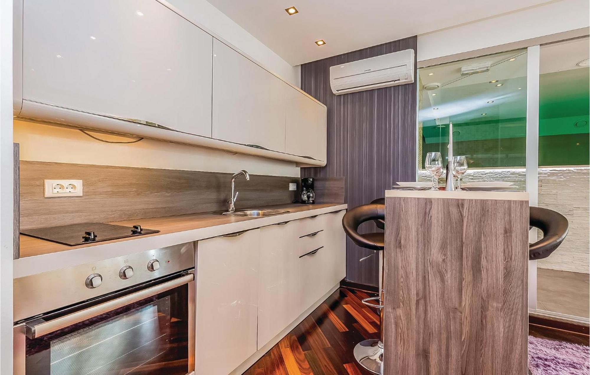 2 Bedroom Lovely Apartment In Цриквеница Экстерьер фото
